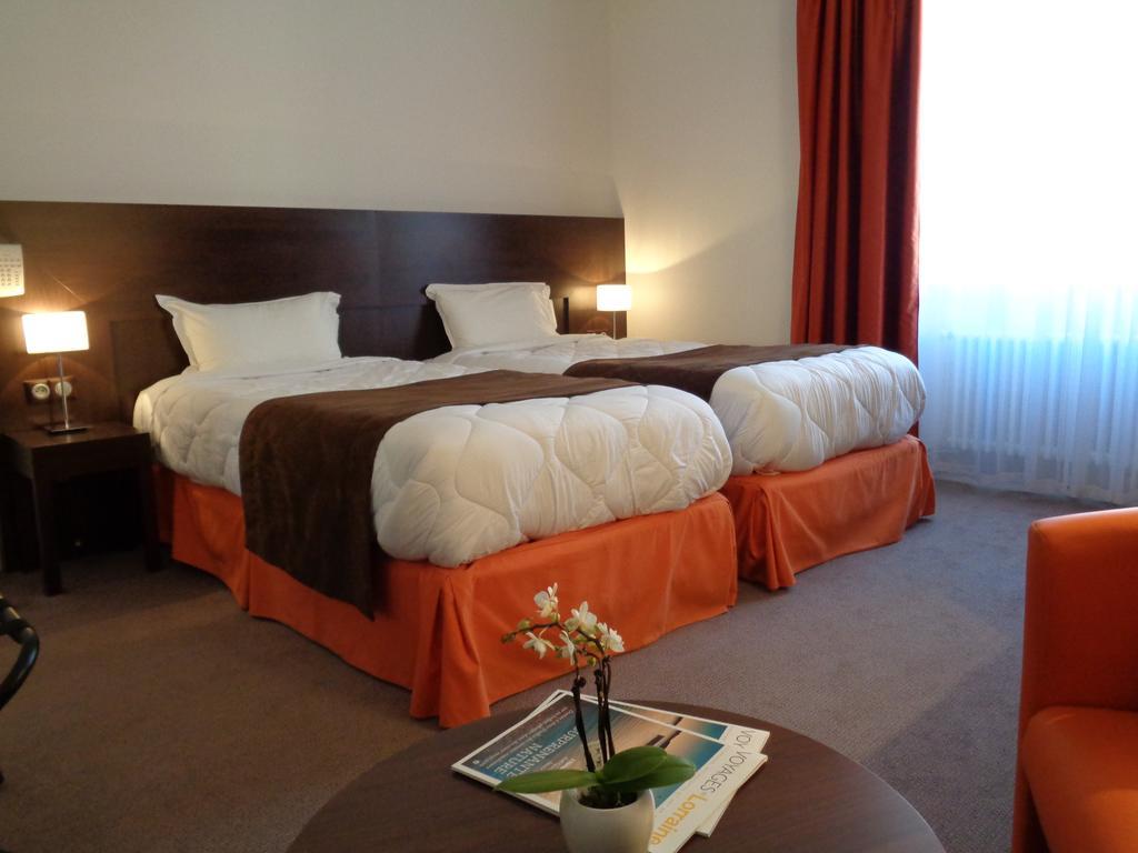 Hotel De Montaulbain Verdun-sur-Meuse Bagian luar foto