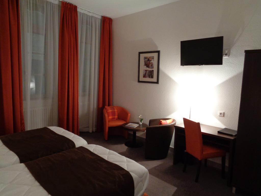 Hotel De Montaulbain Verdun-sur-Meuse Bagian luar foto